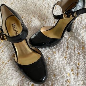 MICHAEL Michael Kors closed toe Mary Jane heel SIZE 6.5
